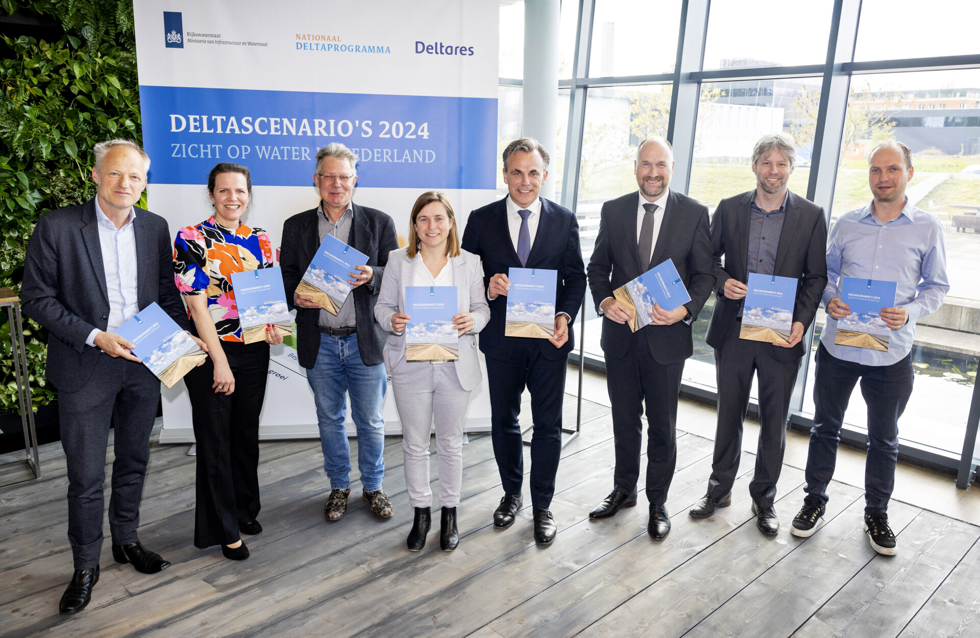 Mark Harbers en Co Verdaas nemen rapport Deltascenario’s 2024 in ontvangst.